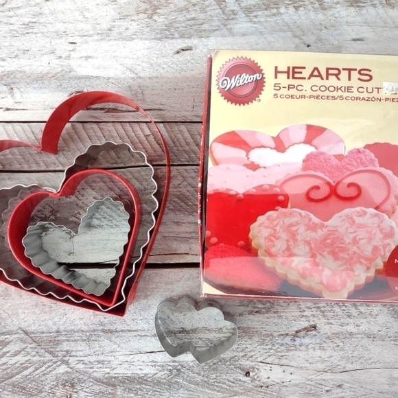 𝅺wilton 6 piece Valentine Heart Cookie Cutter Set - Picture 1 of 5